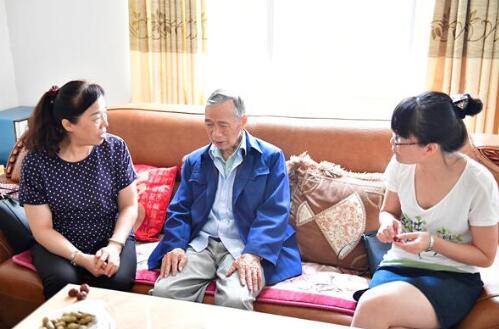  建水县人民医院院领导慰问离休干部