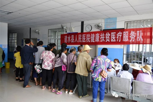  建水县人民医院：贴心服务贫困户 上门筛查特殊慢性病