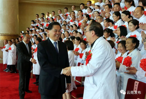 云南省庆祝第三届“中国医师节”活动在昆举行，建水县人民医院荣获“国家县级公立医院基本标准达标医院”授牌