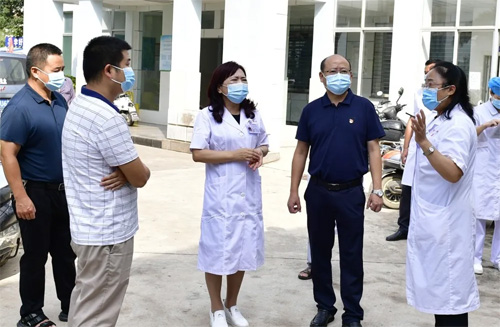 县委常委、县纪委书记、县监委主任尹崎到建水县人民医院对疫情防控措施落实情况进行调研