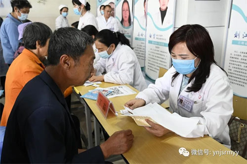  建水县人民医院开展世界帕金森日专题讲座暨义诊活动