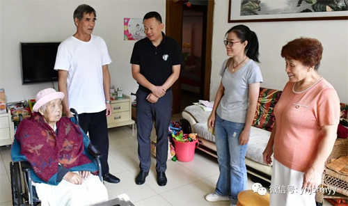  浓浓中秋意 慰问暖人心——建水县人民医院对离退休干部职工进行中秋走访慰问