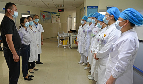  建水县人民政府副县长王心弦到建水县人民医院进行“5∙12”国际护士节走访慰问