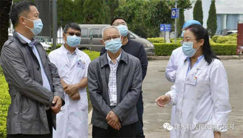  红河州委组织部副部长、州委党代会常任制办公室主任卢志旺到建水县人民医院调研疫情防控工作