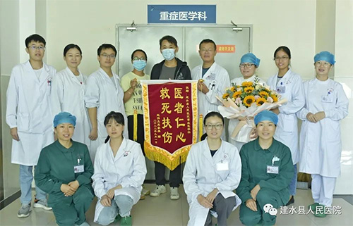  锦旗传递医患情，尽职尽责暖人心——建水县人民医院重症医学科救治一名野生菌中毒患者获患者致谢