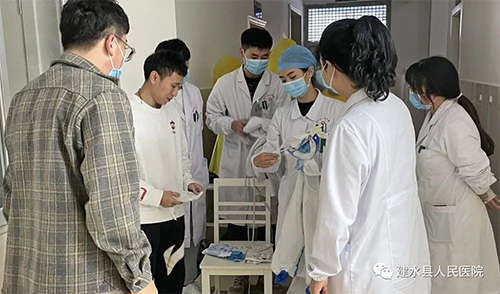  强防护 降风险——建水县人民医院CT磁共振室开展穿脱防护服及疫情防控相关知识培训