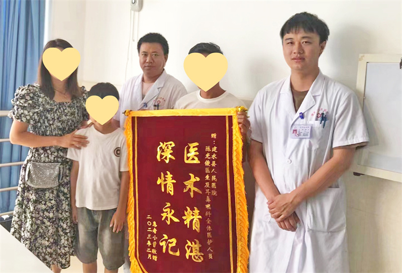  6个月后，患者送来了锦旗致谢