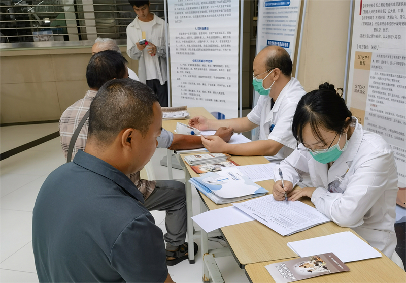  建水县人民医院开展中医药法宣传暨义诊活动
