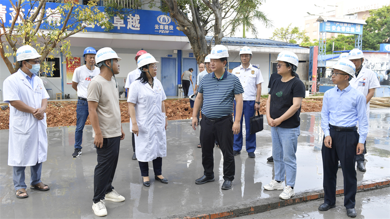  建水县委副书记、县长钟红荘到建水县人民医院调研综合楼项目建设进展工作