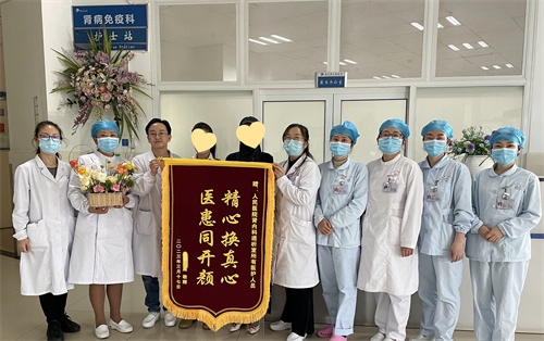  离世患者家属的一面锦旗，述说肾病免疫科温暖的医患情