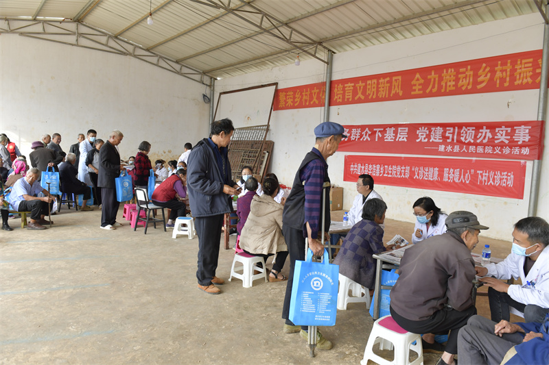  服务群众下基层 党建引领办实事——建水县人民医院到李浩寨乡开展义诊宣教活动