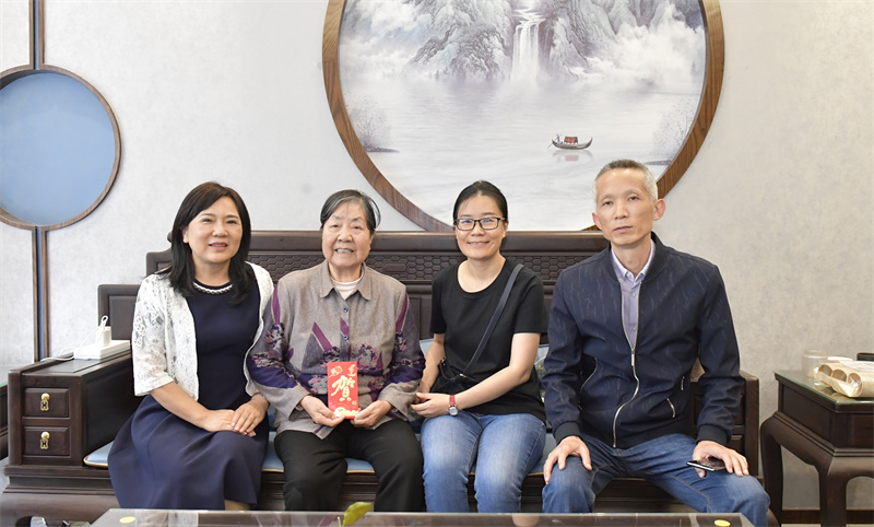  爱满建医 情暖重阳——建水县人民医院开展离退休干部职工走访慰问活动