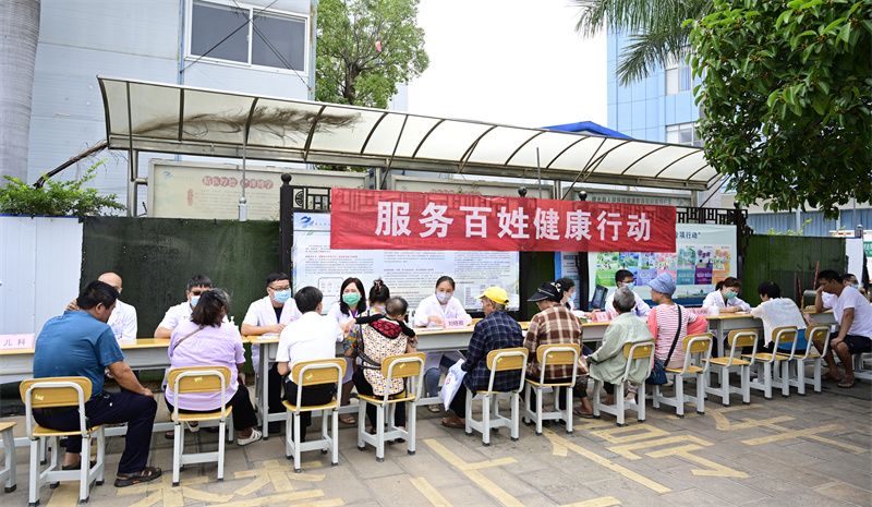  健康服务为百姓  义诊活动暖人心——建水县人民医院开展“服务百姓健康行动”大型义诊活动