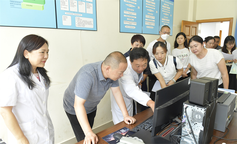  红河州政协委员住蒙自活动组及红河州政协委员、蒙自市政协副主席普永忠一行到建水县人民医院调研120运行情况