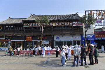  崇尚人文精神，彰显医者仁心——建水县人民医院开展第七个中国医师节义诊活动