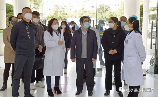  州人民政府调研组到建水县人民医院调研医院建设及医疗救治情况