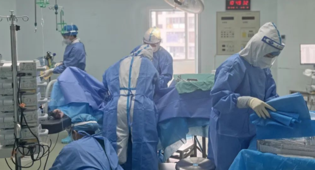  【学思践悟二十大 踔厉奋进新征程】生命至上！建水县人民医院顺利完成首例新冠阳性孕妇急诊手术